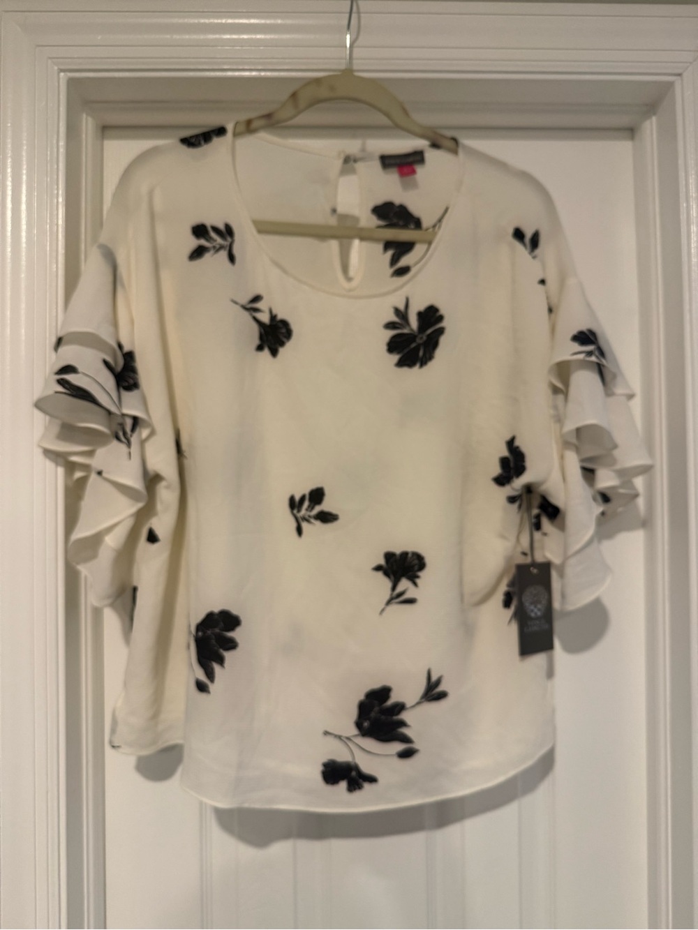 Vince‎ Camuto Cream Blouse with Black Floral Appliqué and Ruffle Sleeves Large